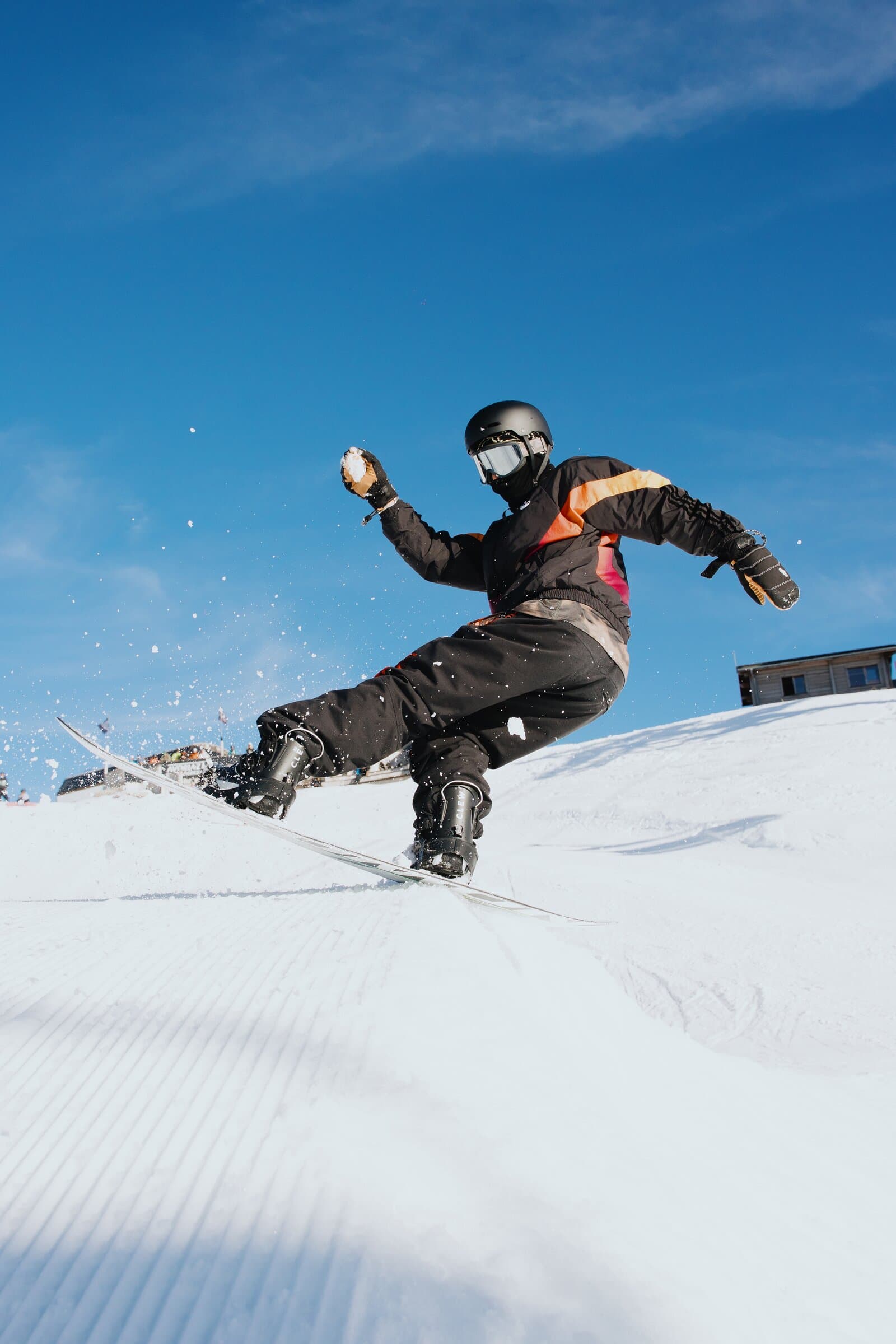 Snowboarder carving with Clew bindings