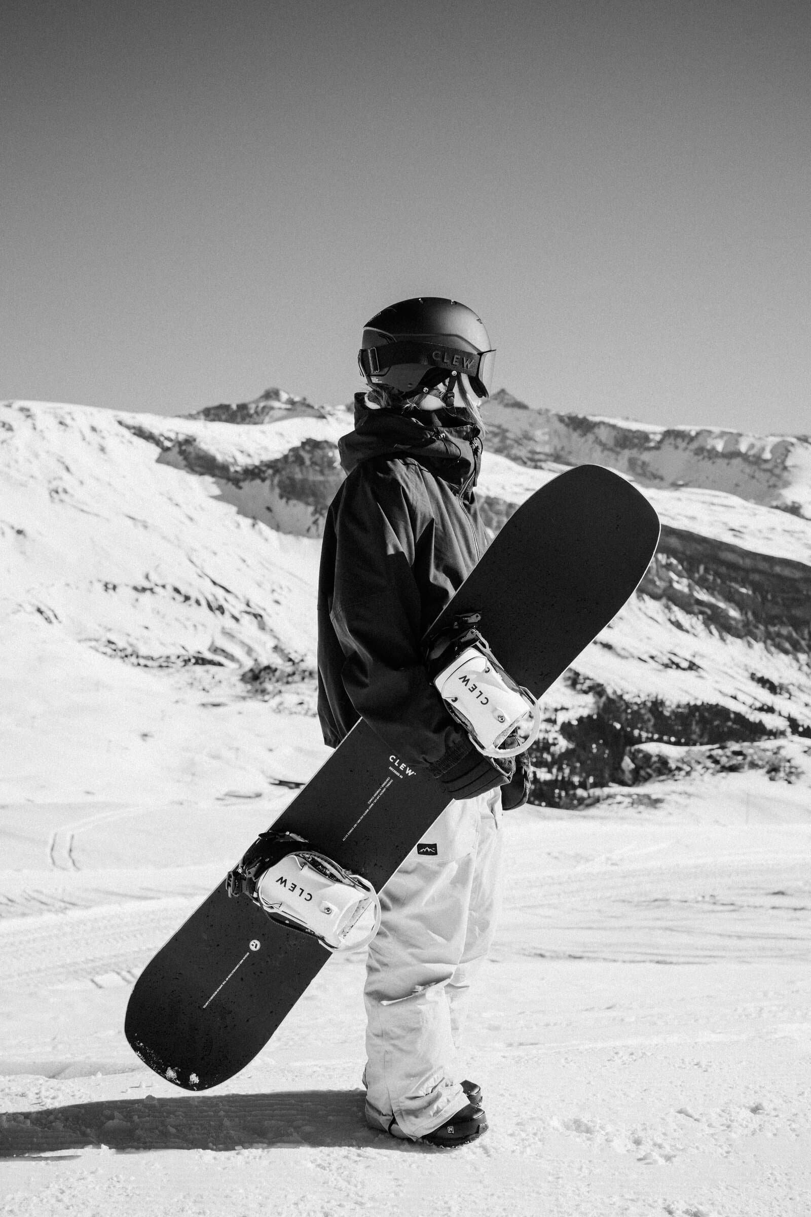Snowboarder in mountains with Clew bindings